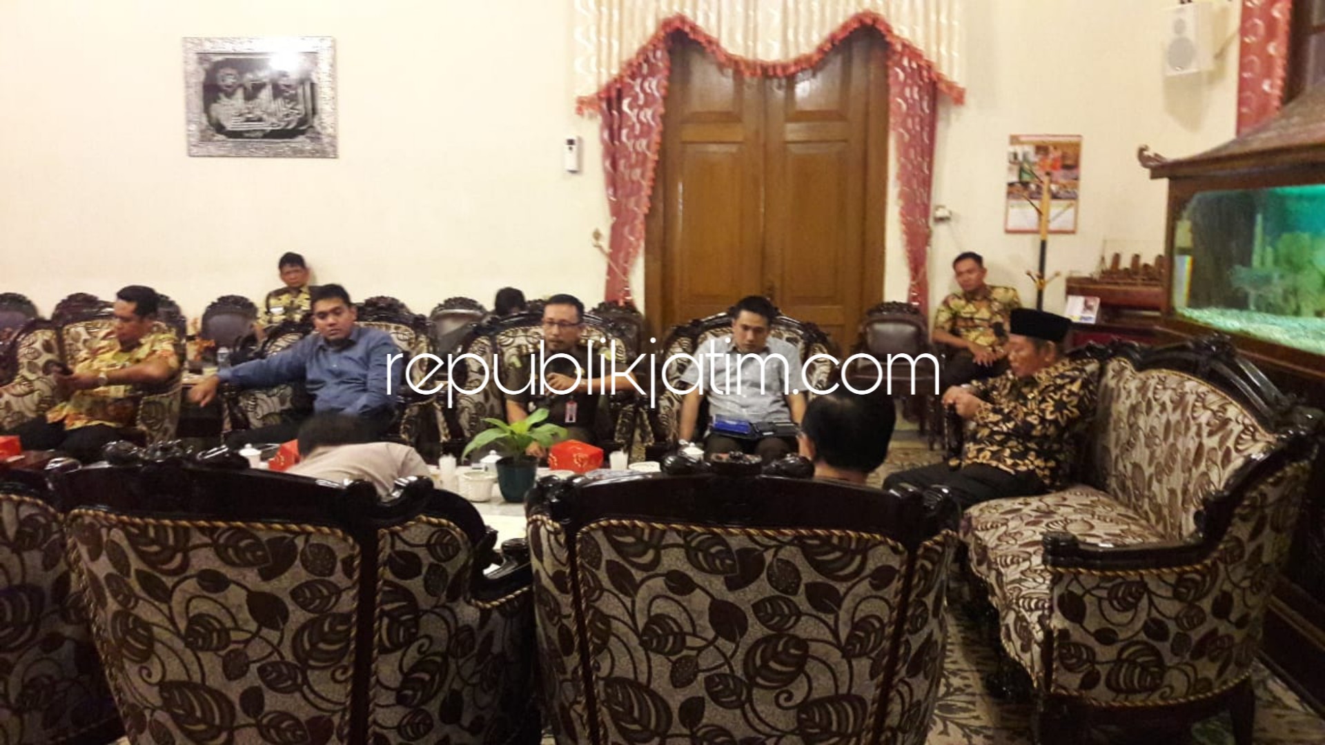 KOORDINASI - Bupati Sidoarjo, Saiful Ilah memimpin rapat percepatan pembangunan Frontage Road (FR) yang tak kunjung selesai di Pendopo Delt Wibawa, Selasa (23/10/2018).