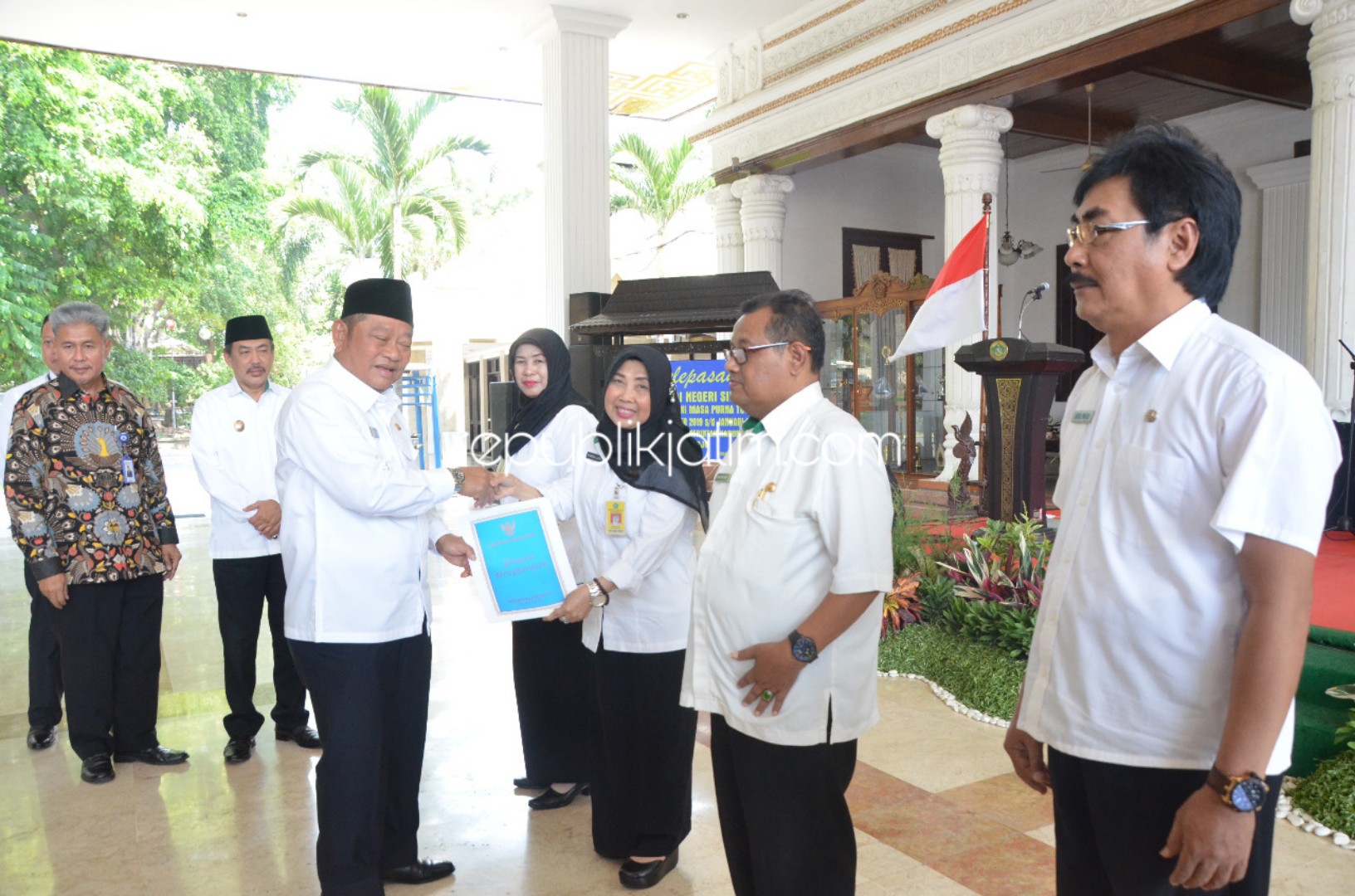PENSIUN - Sebanyak 149 PNS Pemkab Sidoarjo menerima SK dan tali asih pensiunan yang diberikan Bupati Sidoarjo, Saiful Ilah di Pendopo Delta Wibawa Sidoarjo, Rabu (23/10/2019).