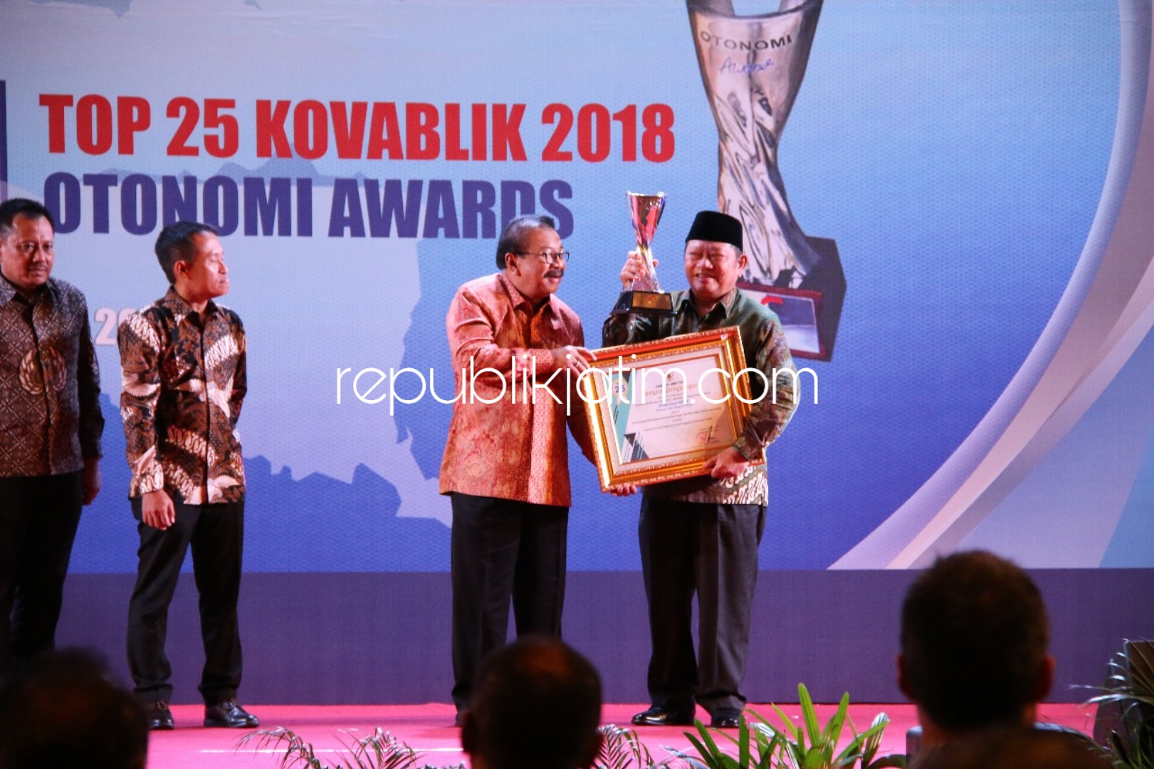RAIH PENGHARGAN - Gubernur Jatim, Soekarwo memberikan penghargaan Top 25 Kovablik 2018 kepada Bupati Sidoarjo, Saiful Ilah, Senin (22/10/2018) malam.