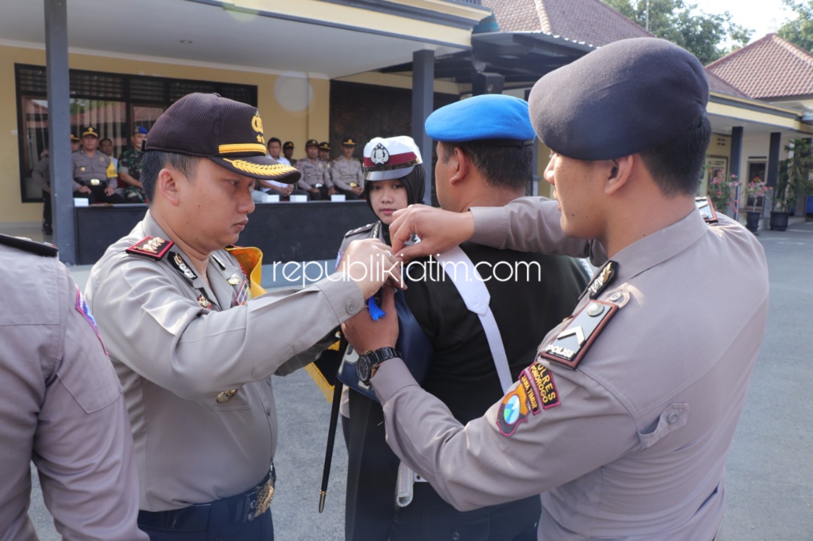 PITA - Kapolres Ponorogo, AKBP Arief Fitrianto memasang pita dimulainya Operasi Zebra Semeru 2019 saat apel di Polres Ponorogo, Rabu (23/10/2019).