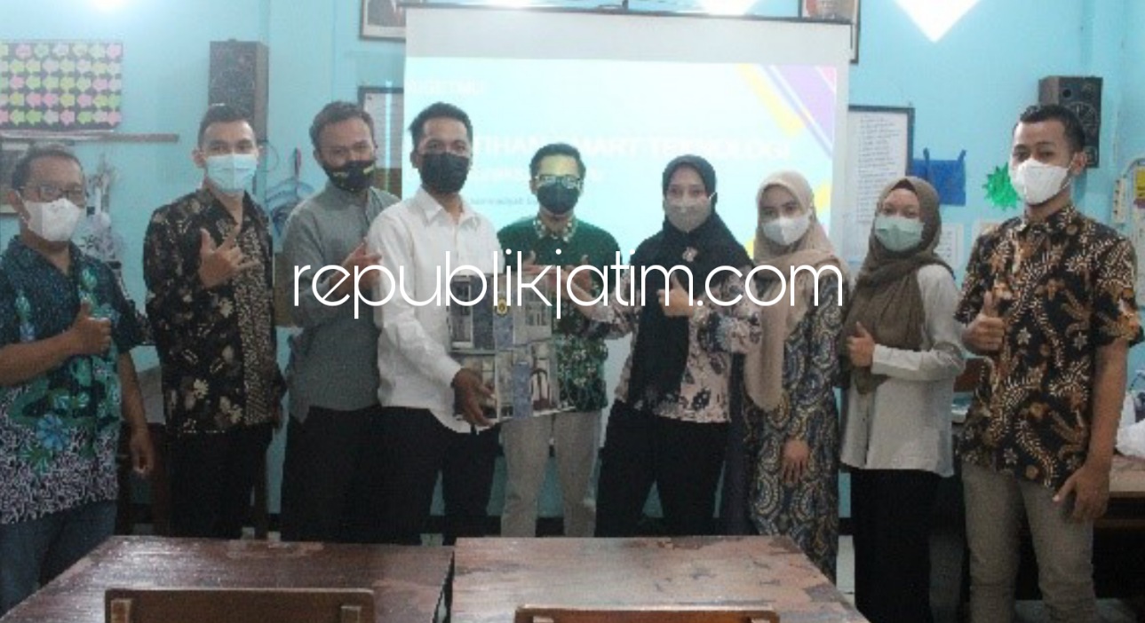 ABDIMAS - Tim Umsida melalui program Pengabdian Masyarakat (Abdimas) menggandeng Organisasi Pemuda Muhammadiyah Kureksari, Kecamatan Waru, Sidoarjo menyelenggarakan Program Pelatihan Smart Technology, Minggu (03/10/2021) kemarin.