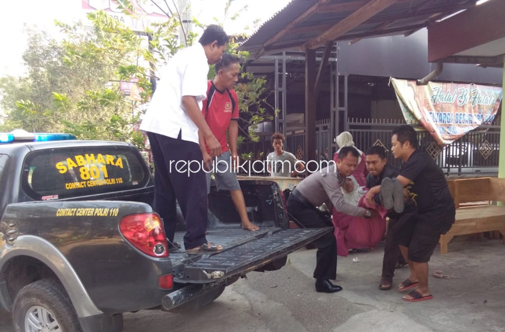 TERLUKA - Korban kecelakaan, Aulia Nisa (16) warga Dusun Karanglo, Desa Ngasinan, Kecamatan Jetis, Ponorogo dilarikan ke RSUD dr Hardjono, Ponorogo, Rabu (23/10/2019). 