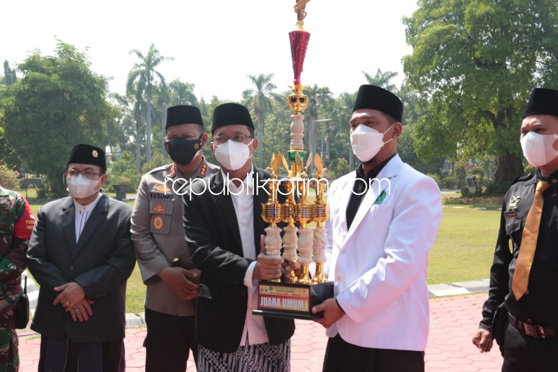 HSN - Di sela upacara Hati Santri Nasional (HSN) Tahun 2021, Bupati Sidoarjo, Ahmad Muhdlor Ali (Gus Muhdlor) menyerahkan tropi kepada santri berprestasi, Jumat (22/10/2021). 