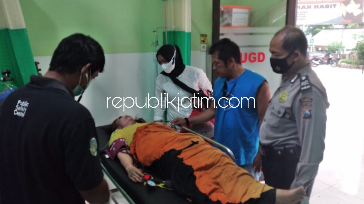 JURANG - Sebuah mobil BMW warna hitam bernopol L 1220 ZX yang dikemudikan Turut Wiyono mundur di tikungan dan tanjakan kemudian terjun ke jurang sedalam 15 meter di JL Raya Ngebel-Pulung, Desa Wagir Lor Kecamatan Ngebel, Ponorogo, Sabtu (23/10/2021).