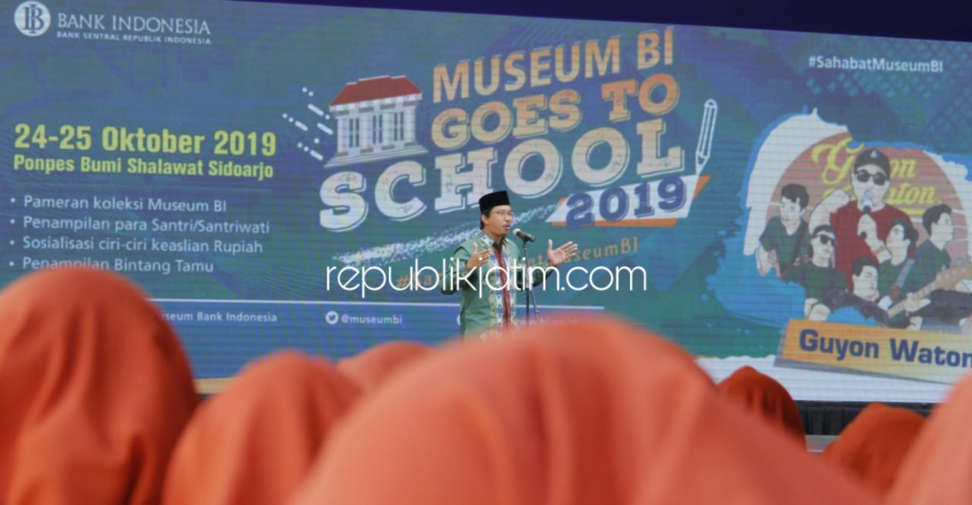 ORASI - Direktur Pendidikan Progresif Bumi Sholawat, Ahmad Muhdlor Ali memberikan orasi ilmiah kepada ratusan siswa dan siswi SMA dalam acara Museum BI Goes To School 2019 di Pondok Modern Progresif Bumi Sholawat, Kamis (24/10/2019).