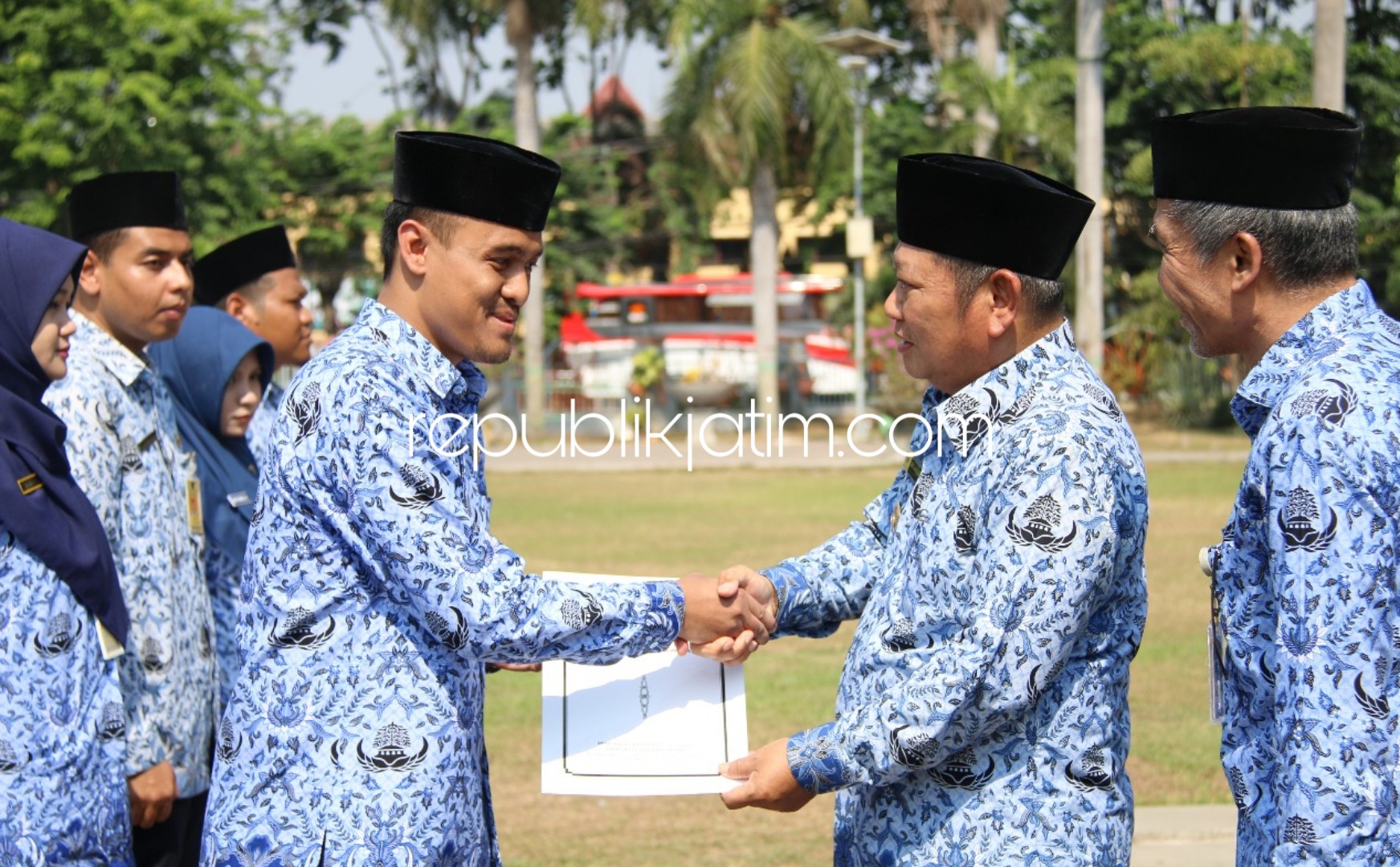 NAIK PANGKAT - Sebanyak 643 Pegawai Negeri Sipil (PNS) Pemkab Sidoarjo menerima Surat Keputusan (SK) kenaikan pangkat di acara Apel PNS di Alun-alun Sidoarjo, (24/10/2018). 