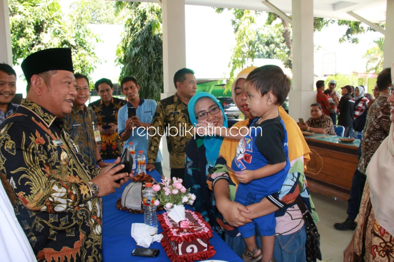 BANTUAN - Bupati Sidoarjo, Saiful Ilah memberikan bantuan kepada para warga fakir miskin berupa uang tunai dan penderita Omfalokel di Kantor Kecamatan Candi, Kamis (24/10/2019). 