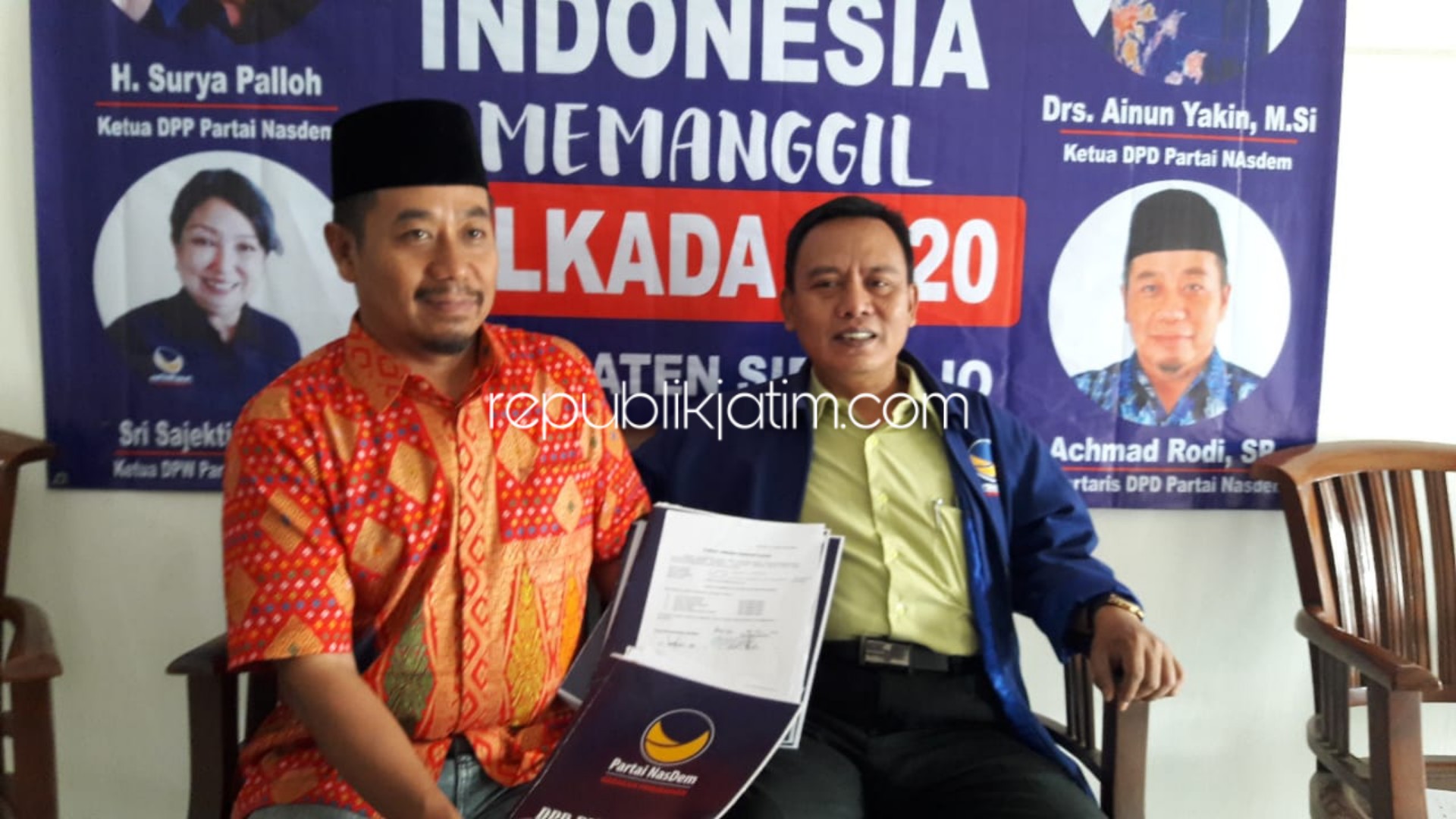 BERKAS - Ketua DPD Nasdem, Ainul Yaqin didampingi Sekretarisnya, Achmad Rodi menunjukkan 4 berkas Bacabup dan Bacawabup Sidoarjo yang bakal bakal dikirim ke DPP Partai Nasdem, Kamis (24/10/2019).