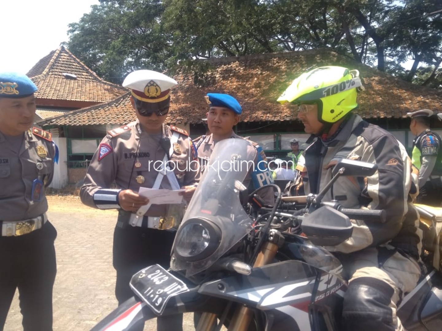 PERIKSA - Kasat Lantas Polres Ponorogo, AKP Bambang Prakoso saat memeriksa kelengkapan pengendara motor bule di lahan Eks Sub Terminal Cargo Tambakbayan, Ponorogo, Kamis (24/10/2019). Foto/Kamaluddin