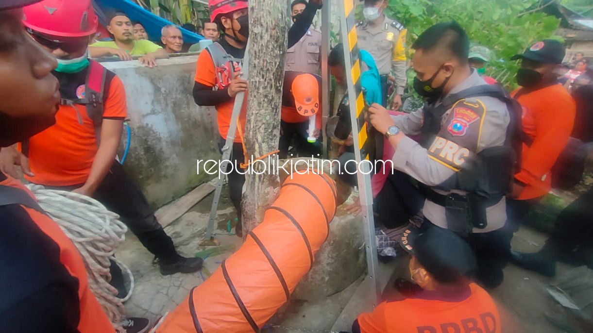 EVAKUASI - Para petugas BPBD Pemkab Ponorogo dan petugas SPKT Polres Ponorogo bersama warga mengevakuasi Eka Novia Susanti (28) dari dalam sumur di Dusun Gelangan, Desa Krebet, Kecamatan Jambon, Ponorogo, Minggu (24/10/2021).