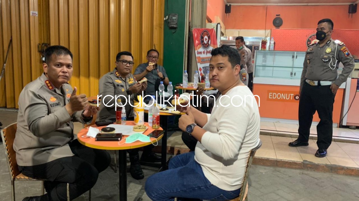 COBA - Kapolresta Sidoarjo Kombes Pol Kusumo Wahyu Bintoro mendatangi dan mencoba donat di gerai milik anggota Bagops Polresta Sidoarjo, Bripka Dwi Agung di JL Raya Salam, Desa Suko, Kecamatan Sidoarjo, Sabtu (23/10/2021) malam.