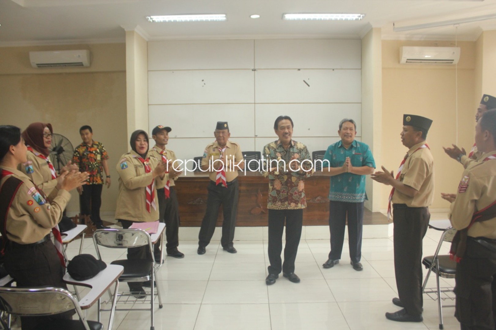 PEMBUBARAN - Ketua Kwarcab Gerakan Pramuka Sidoarjo, Kak Nur Ahmad Syaifuddin bangga atas prestasi seluruh Kontingen Jamda Kwarcab Gerakan Pramuka Sidoarjo saat pembubaran kontingen di Sanggar Kwarcab Gerakan Pramuka Sidoarjo, Kamis (24/10/2019).