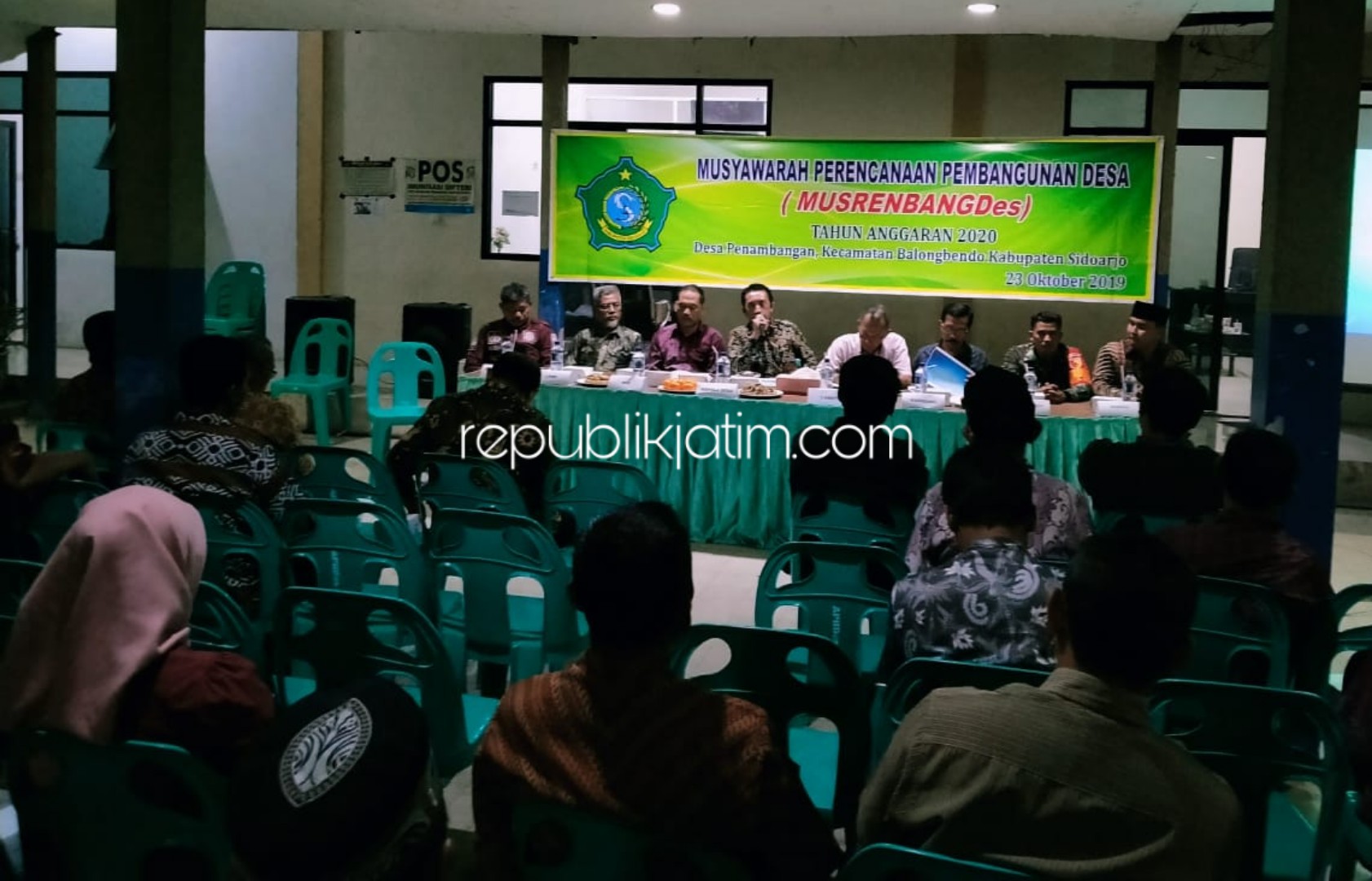 MUSRENBANGDES - Kepala Desa Penambangan, Kecamatan Balongbendo, Sidoarjo Fahmi memimpin Musrenbangdes di balai desa setempat, Rabu (23/10/2019) malam.