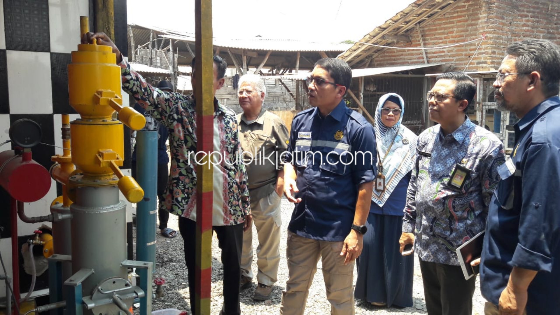 GASMIN - Pemilik IKM Telur Asin Adon Jaya, Sulaiman menunjukkan penggunaan Gasmin pengolahan telur asin CSR PT Minarak Brantas Gas bersama Kepala Badan Penelitian dan Pengembangan ESDM Dadan Kusdiana di Desa Kebonsari, Candi, Sidoarjo Kamis (24/10/2019).