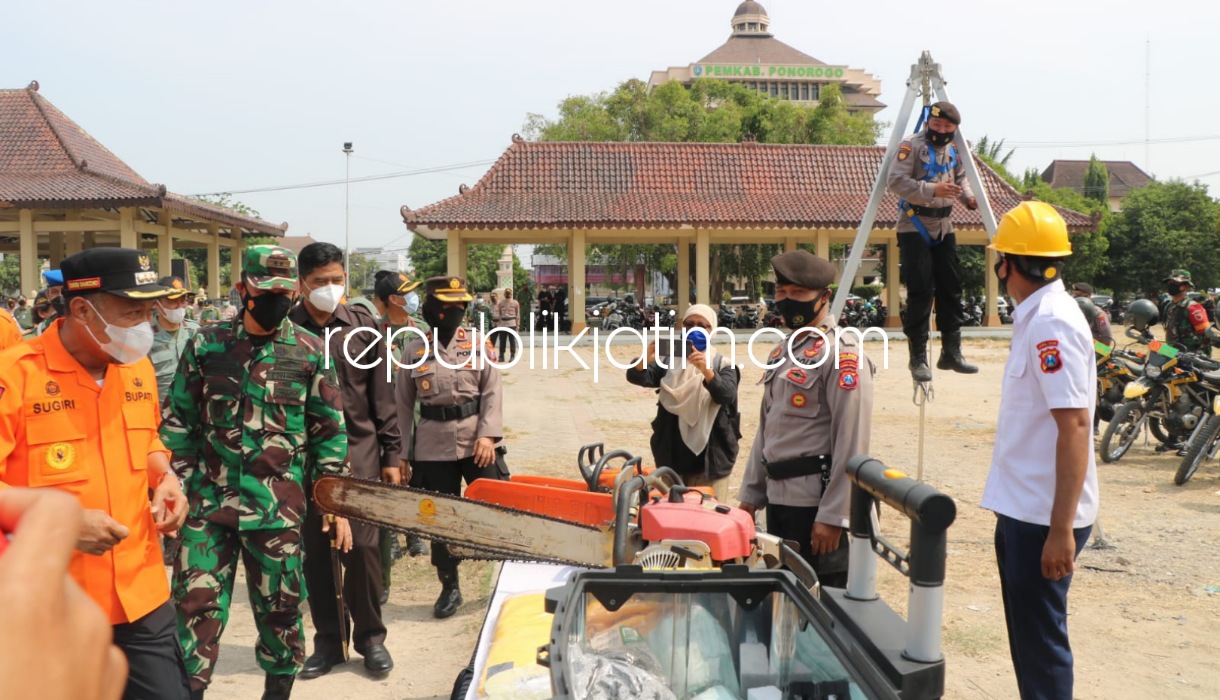 APEL KESIAPAN - Bupati Ponorogo Sugiri Sancoko didampingi Wakapolres Kompol Meiridiani dan Dandim 0802 Letkol Inf Muhammad Radhi Rusin saat pimpin Apel Kesiapan Pasukan di Alun Alun Ponorogo, Senin (25/10/2021).