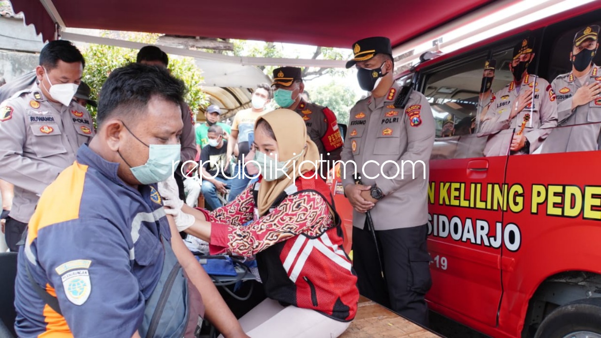 VAKSIN - Kapolresta Sidoarjo Kombes Pol Kusumo Wahyu Bintoro memantau jalannya vaksinasi kepada warga di Pasar Porong, Sidoarjo, Senin (25/10/2021).