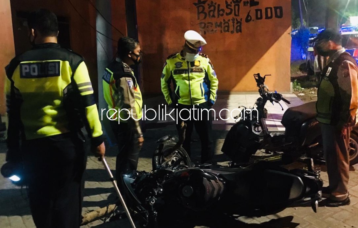 TEWAS - Tiga pengendara motor yang terlibat tabrakan di JL Raya Desa Lajuk, Kecamatan Porong, Sidoarjo tewas sekaligus dan petugas Laka Lantas Polresta Sidoarjo langsung menggelar olah TKP, Sabtu.(24/10/2020) malam.