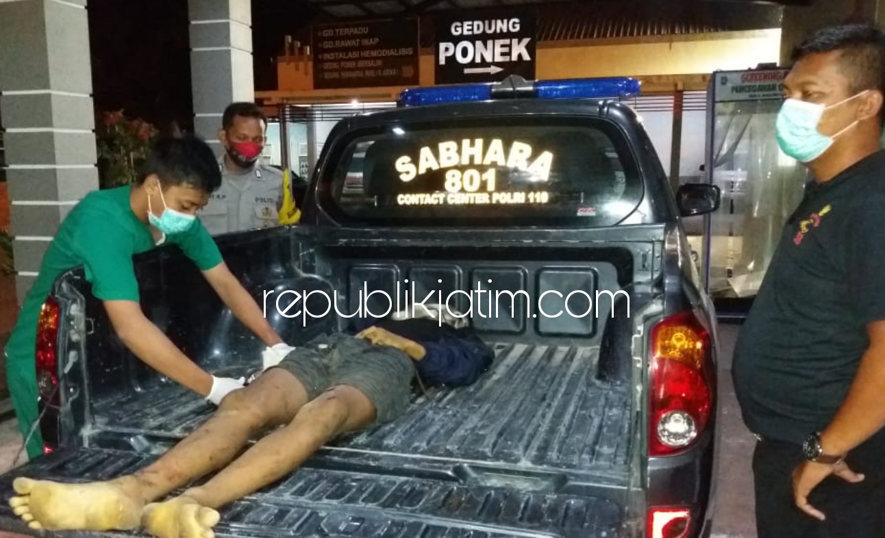 KORBAN - Petugas Polsek Slahung melarikan korban kecelakaan tunggal Ricky Alzandy MP (20) ke RSUD dr Harjono tetapi nyawa korban tidak tertolong, Minggu (25/10/2020) dini hari.