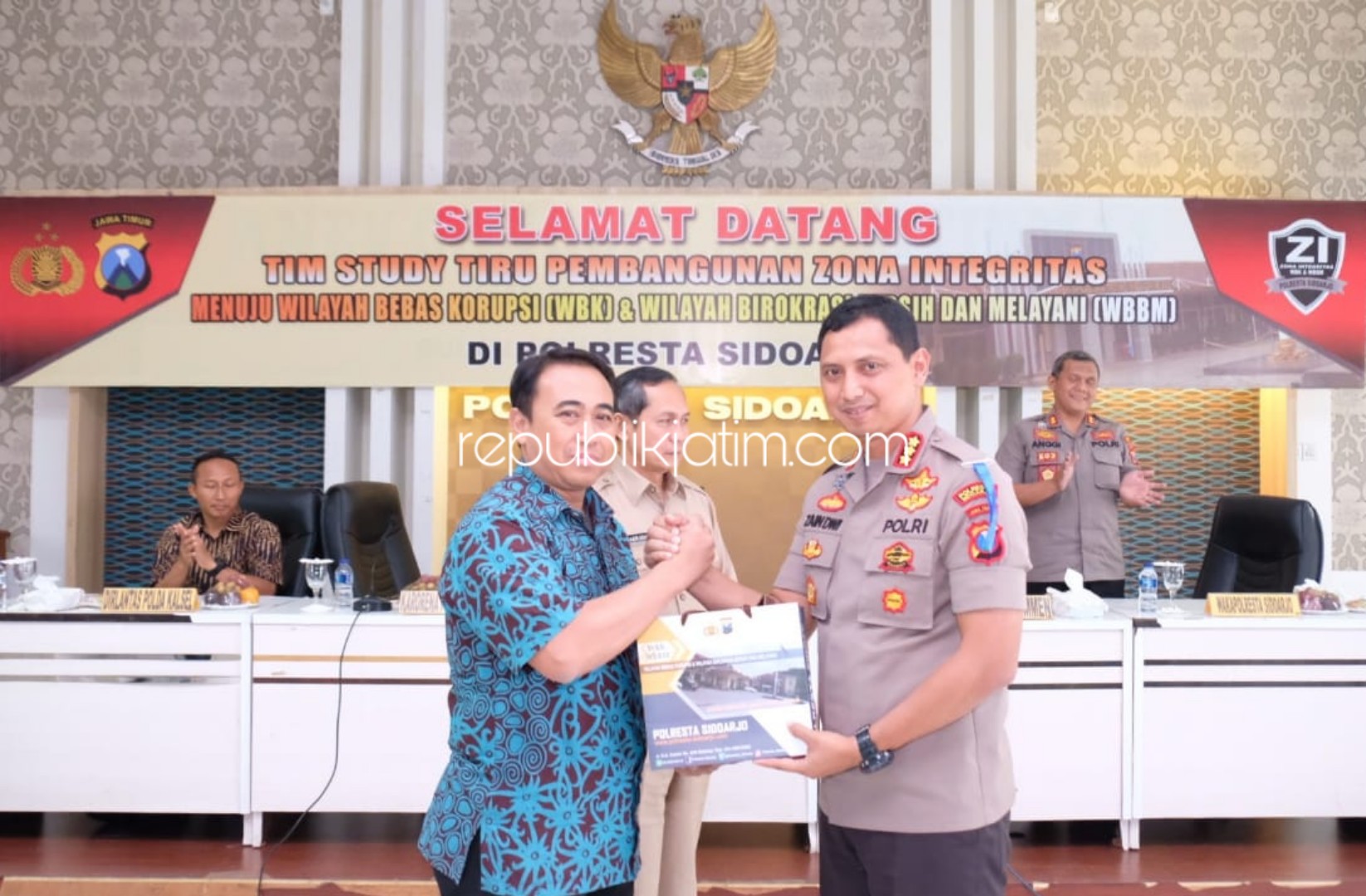 CINDERAMATA - Kapolresta Sidoarjo, Kombes Pol Zain Dwi Nugroho memberikan cinderamata kepada perwakilan Polda Kalsel yang studi tiru pelayanan publik berbasis IT di Polresta Sidoarjo, Kamis (24/10/2019).