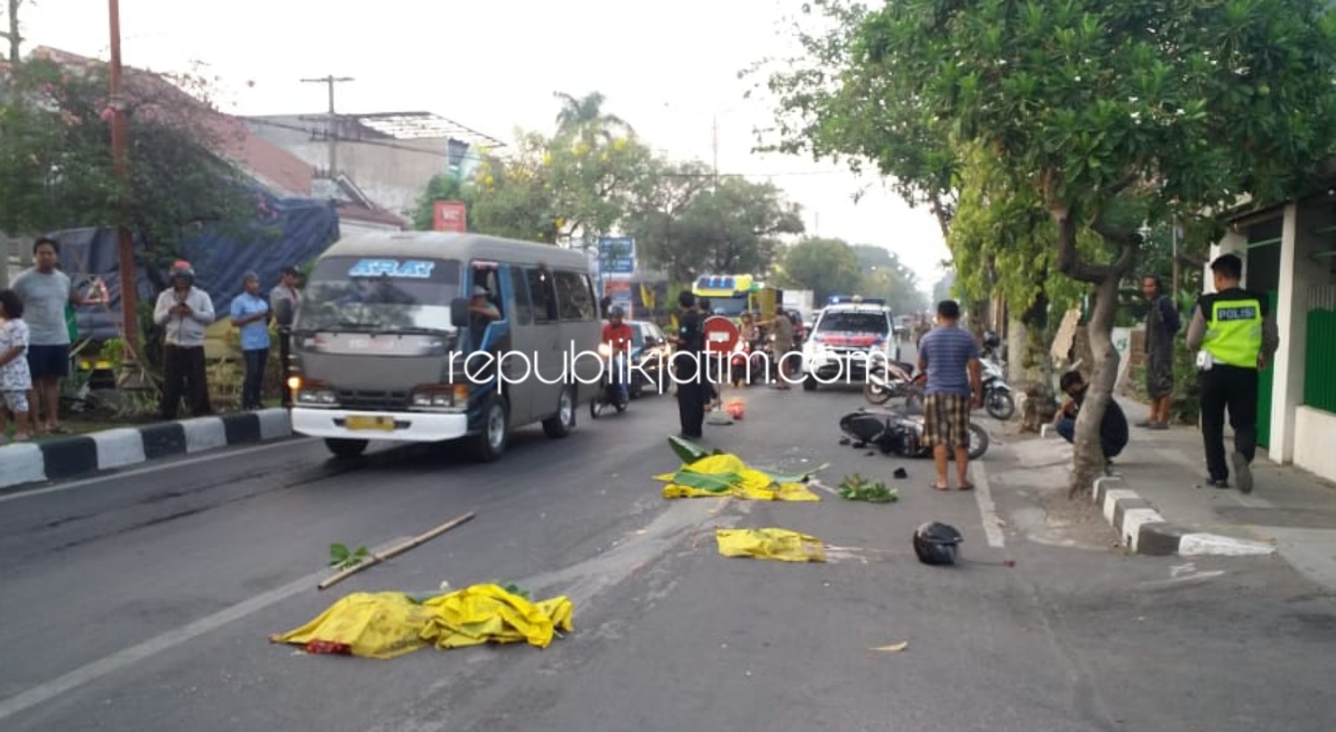 TEWAS - Sejumlah warga menyaksikan proses evakuasi tewasnya, Andayati (42) perempuan asal Desa Sugihwaras, Kecamatan Candi, Sidoarjo yang dilindas truk melarikan diri yang tak diketahui identitasnya, Jumat (25/10/2019).