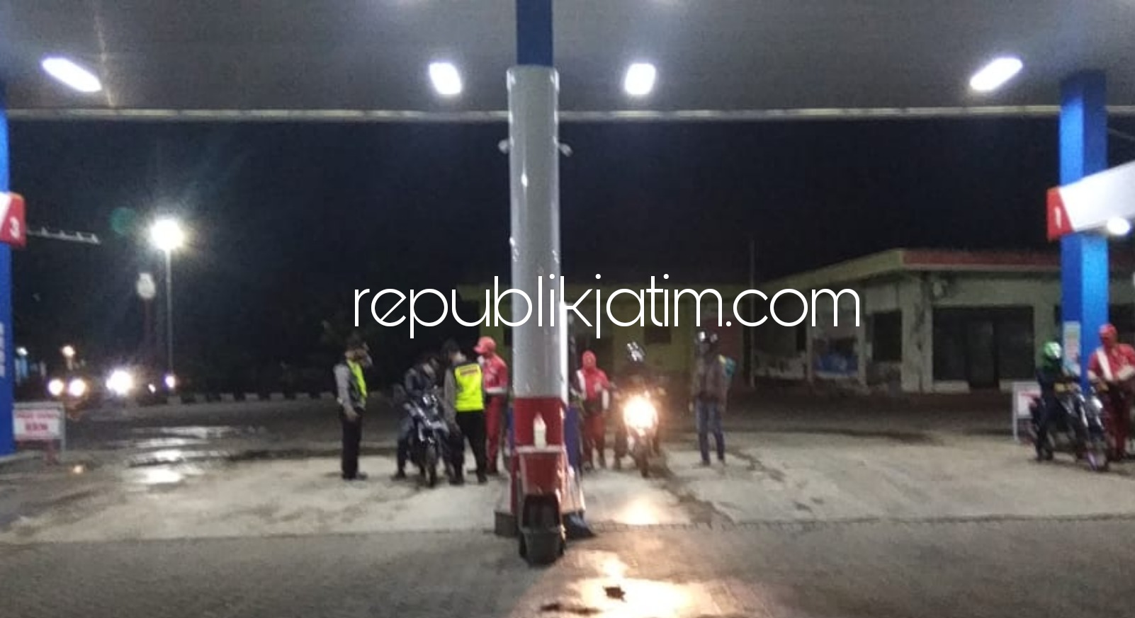 PATROLI - Sejumlah anggota Polsek Mlarak berpatroli di SPBU dan Bank yang ada di wilayahnya, Sabtu (24/10/2020).