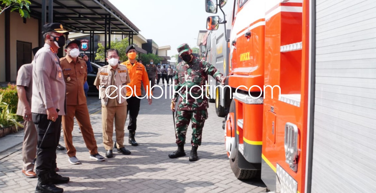 APEL - Siap siaga antisipasi terjadinya bencana, Forkopimda Sidoarjo bersama stake holder terkait menggelar apel gelar pasukan antisipasi terjadinya bencana alam maupun non alam berupa pandemi Covid-19 di Polresta Sidoarjo, Senin (25/10/2021).