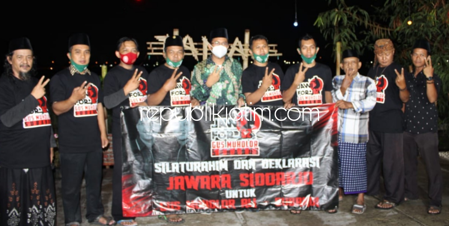DUKUNGAN - Puluhan anggota Jawara Indonesia (Jawi) Pendekar Pencak Silat Se Sidoarjo mendeklarasikan diri mendukung Pasangan Calon (Paslon) Gus Muhdlor - Subandi saat deklarasi di Taman Pakal, Kecamatan Prambon, Sidoarjo, Sabtu (24/10/2020) malam.