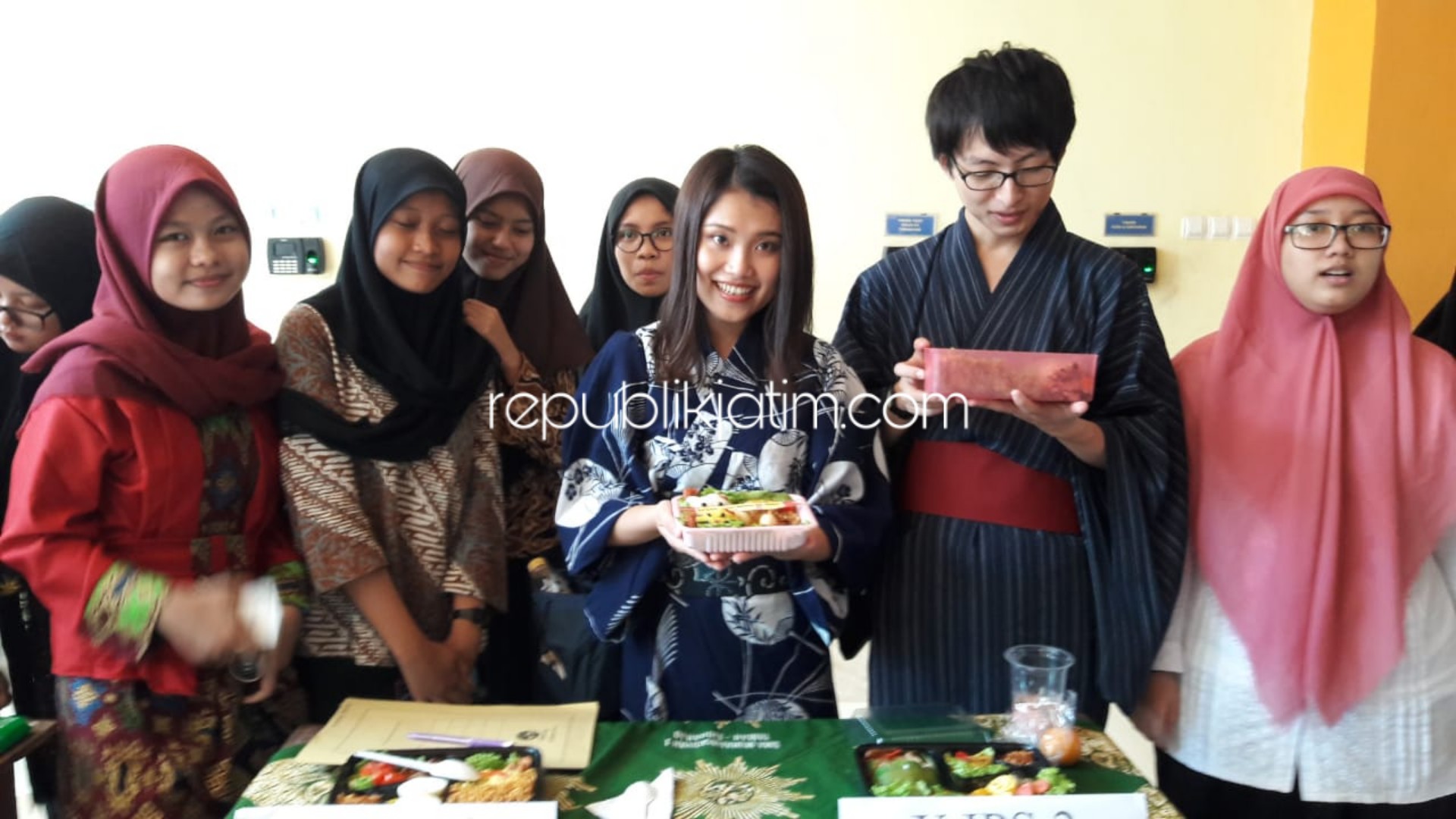 JURI - Dua Guru Bahasa Jepang Smamita, Kouhei Umeda dan Ai Nishimura menilai Lomba Hias Bento (bekal makanan) dalam memperingati Pekan Bulan Bahasa, Jumat (25/10/2019).