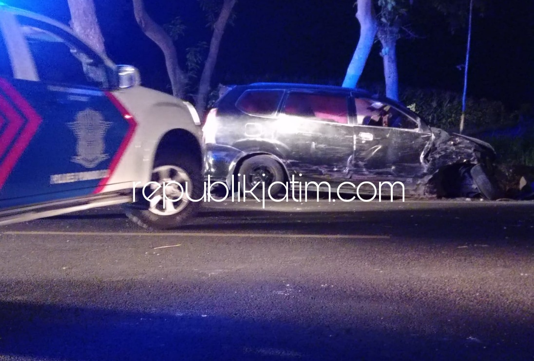 EVAKUASI - Kedua mobil yang terlibat laka lantas saat dievakuasi petugas dari Polsek Jetis menuju Unit Laka Satuan Lantas Polres Ponorogo, Senin (25/10/2021) malam. 