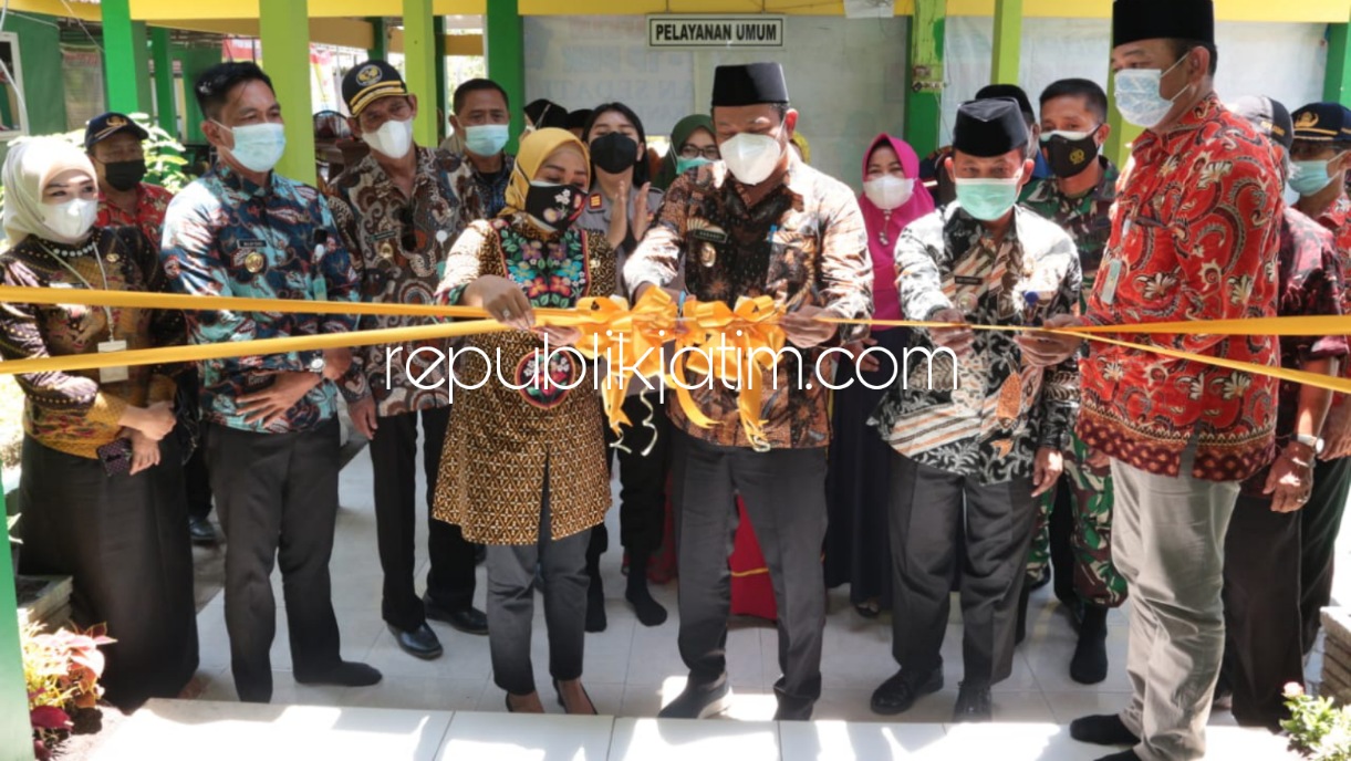 RESMIKAN - Wakil Bupati Sidoarjo, Subandi meresmikan pemanfaatan gedung pelayanan Kantor Desa Pepe, Kecamatan Sedati, Sidoarjo, Selasa (26/10/2021). 