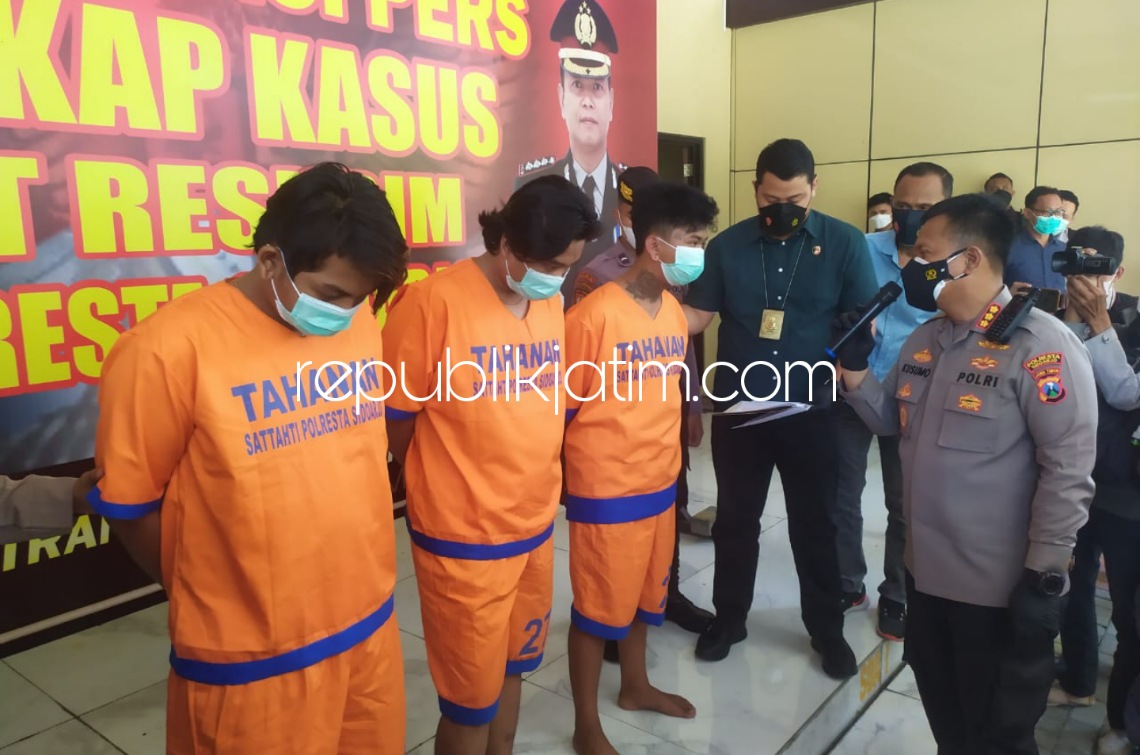 INTEROGASI - Kapolresta Sidoarjo, Kombes Pol Kusumo Wahyu Bintoro menginterogasi ketiga tersangka penganiayaan WPR, ABP dan DM yang menyebabkan korban, KA warga Nganjuk tewas di Polresta Sidoarjo, Selasa (26/10/2021).
