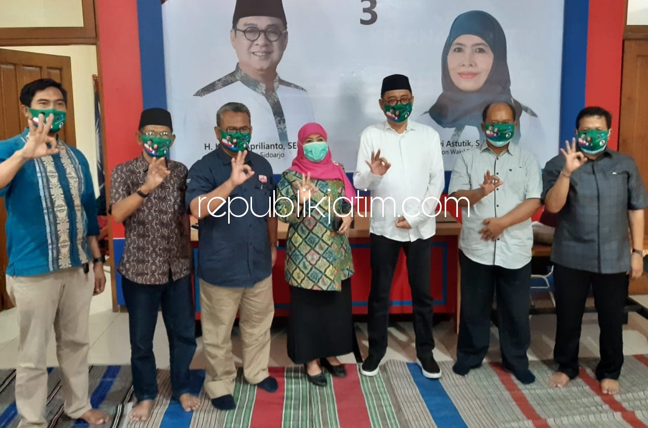 KONSOLIDASI - Para pengurus DPW PAN Jatim dan DPD PAN Sidoarjo bersama Paslon Kelana Aprilianto dan Dwi Astutik saat konsolidasi di Posko Pemenangan Kelana-Astutik, Perumahan Pondok Mutiara, Sidoarjo, Senin (26/10/2020).
