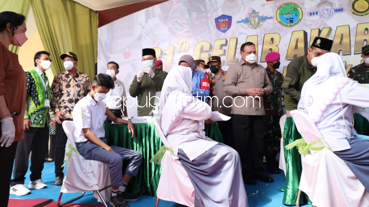 VAKSIN - Ketua KPK Komjen Pol Firli Bahuri didampingi Kapolda Jatim Irjen Pol Nico Afinta dan Bupati Sidoarjo Ahmad Muhdlor Ali meninjau vaksinasi pelajar dan lansia di Universitas Ma'arif Hasyim Latief (Umaha) Ngelom Taman, Sidoarjo, Selasa (26/10/2021).