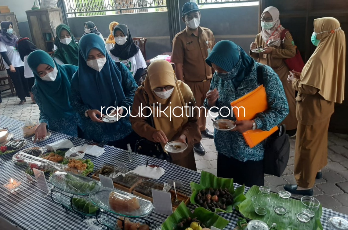 PENILAIAN - Sejumlah tim penilai dari Dinkes Pemkab Sidoarjo dan Stakeholder lain saat menilai kelompok Plumpang Kampung Tin RW 04 Desa Penambangan, Kecamatan Balongbendo saat lomba kesehatan tradisional, Senin (25/10/2021).