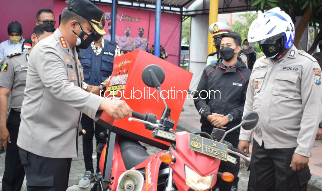 POSKO - Kapolresta Sidoarjo Kombes Pol Kusumo Wahyu Bintoro meresmikan pembukaan Posko Siaga Vaksin 24 Jam di Bundaran Taman Pinang Indah (TPI), Sidoarjo, Rabu (27/10/2021). 