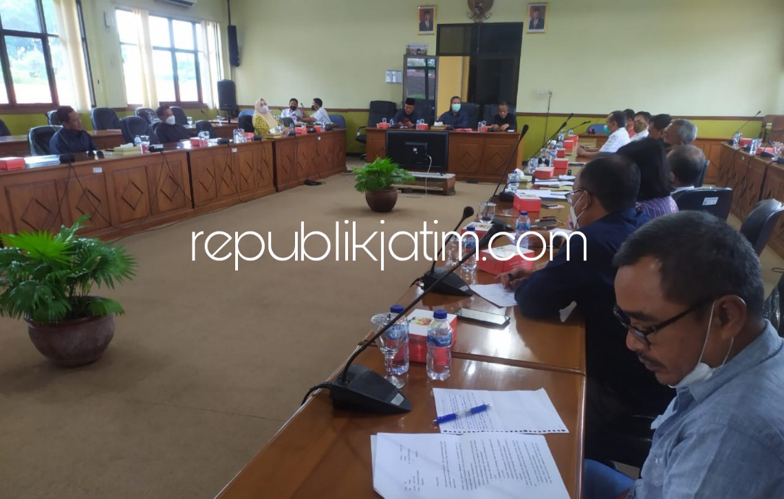 NGADU - Sejumlah perwakilan warga Perumahan Citra Garden mengaku ke anggota dan pimpinan Komisi C DPRD Sidoarjo soal pembongkaran dan pembangunan kolam renang (waterpark) perumahan elit itu, Rabu (27/10/2021).