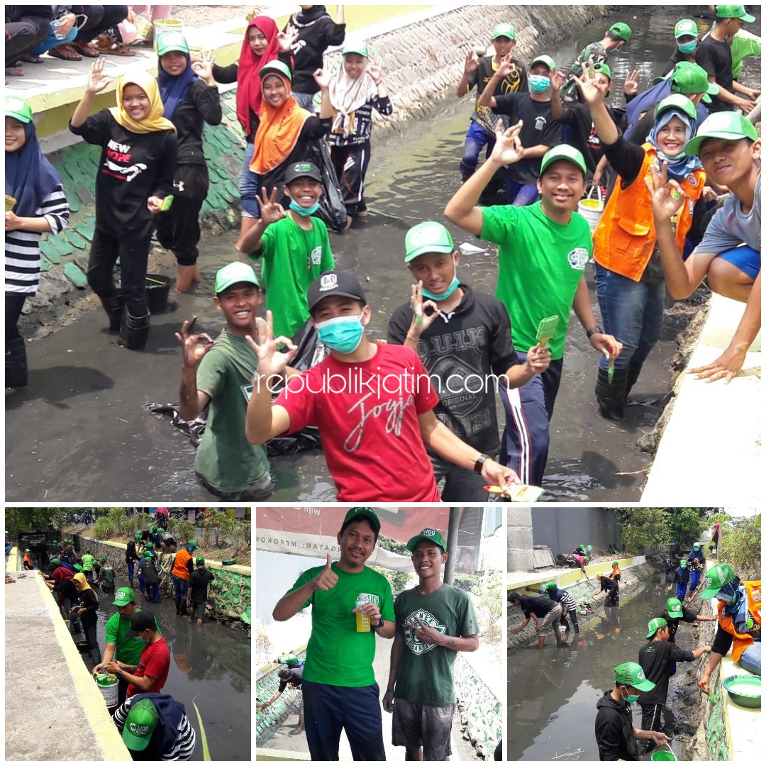 BERSIHKAN - CEO Sido Resik, Ahmad Muhdlor Ali bersama puluhan relawan Sido Resik membersihkan dan mengecat plengseengan sungai di Desa Gemurung, Kecamatan Gedangan, Sidoarjo, Minggu (27/10/2019).