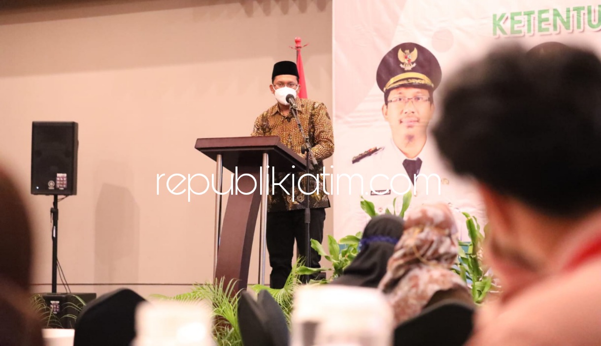 SOSIALISASI - Bupati Sidoarjo, Ahmad Muhdlor Ali saat membuka acara Sosialisasi DBHCHT di Aston Hotel Sidoarjo yang diikuti puluhan Kepala Desa dan masyarakat umum, Rabu (27/10/2021).