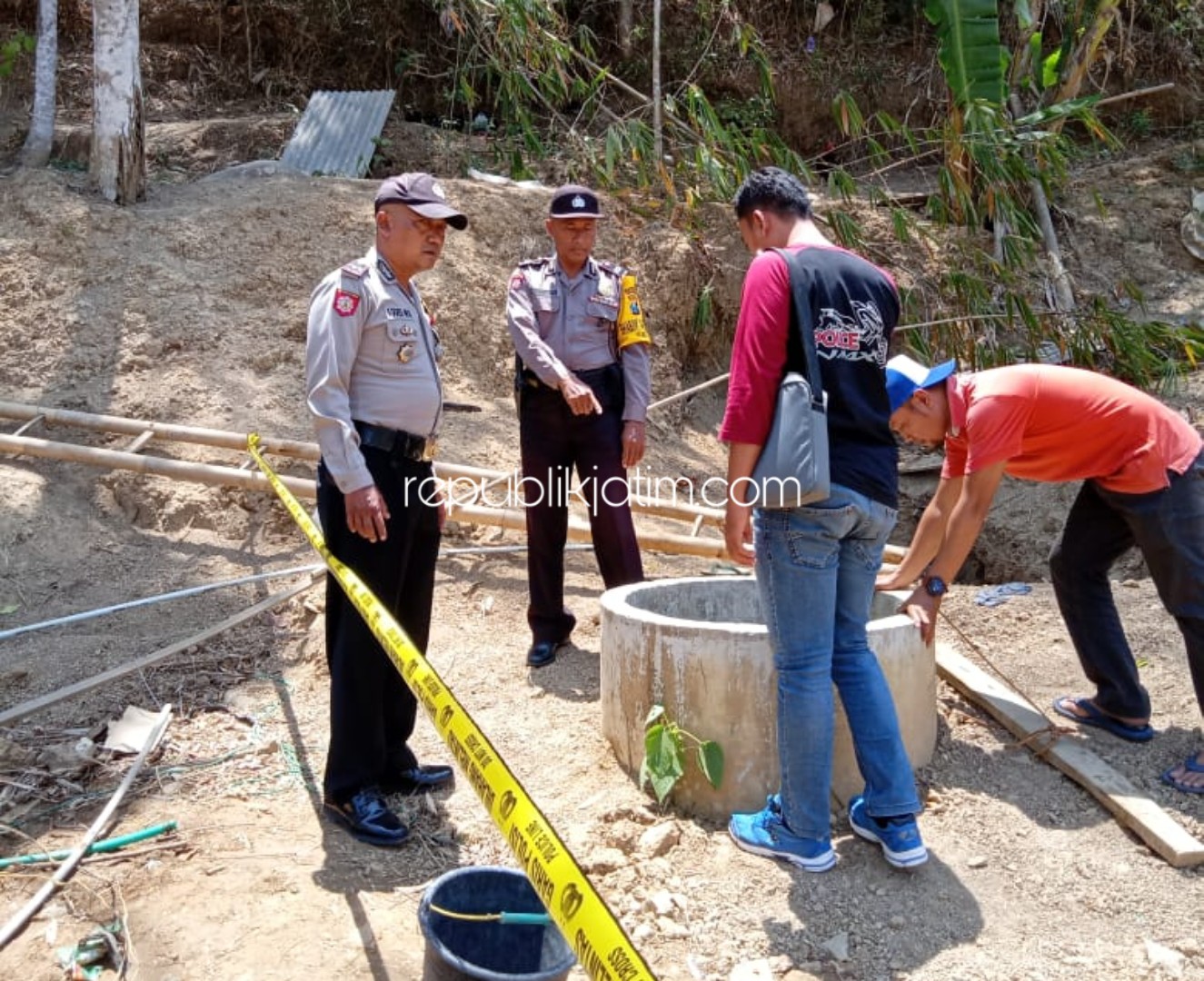 OLAH TKP - Sejumlah petugas kepolisian menggelar olah TKP tewasnya Miskun (49) dan Boimin (51) warga Dusun Brenggolo, Desa Temon, Kecamatan Sawoo, Ponorogo, Minggu (27/10/2019). 