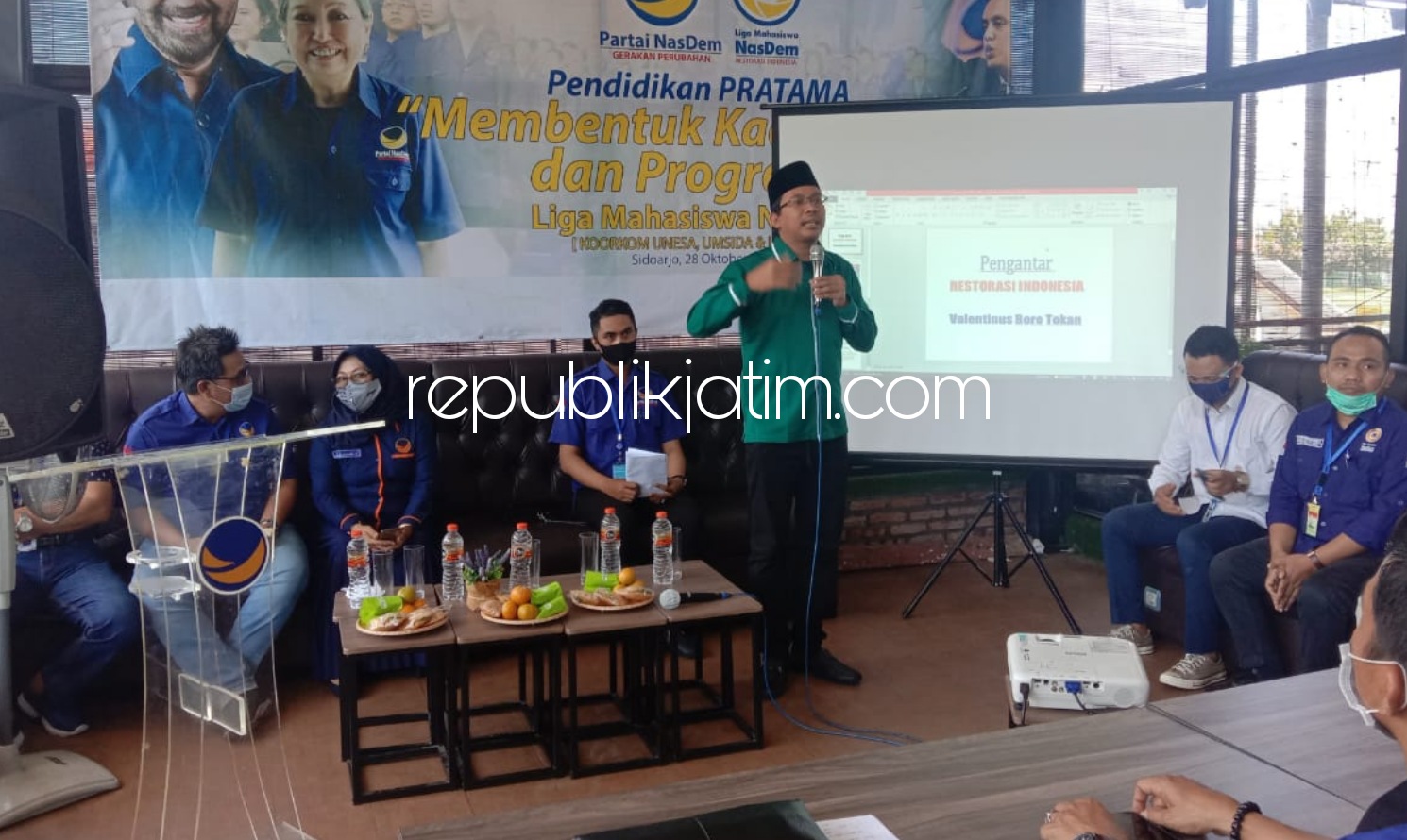 PAPARAN - Cabup Sidoarjo, Ahmad Muhdlor Ali (Gus Muhdlor) memberikan paparan kepada puluhan anggota Liga Mahasiswa Nasdem (LMN) Sidoarjo agar menggunakan hak pilihnya dalam Pilkada Sidoarjo 2020 di Balkoni Cafe, Pagerwojo, Buduran, Rabu (28/10/2020).