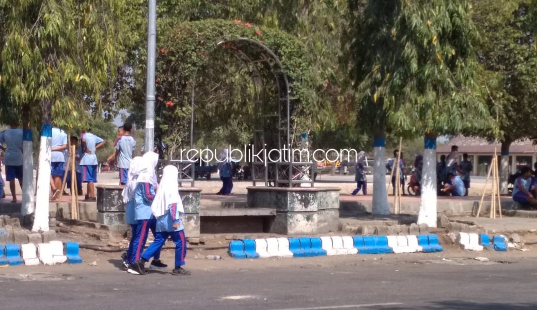 HILANG - Sejumlah titik paving di trotoar Alun-Alun Ponorogo banyak yang rusak dan hilang dibiarkan meski menjadi wajah Kota Reog, Senin (28/10/2019).