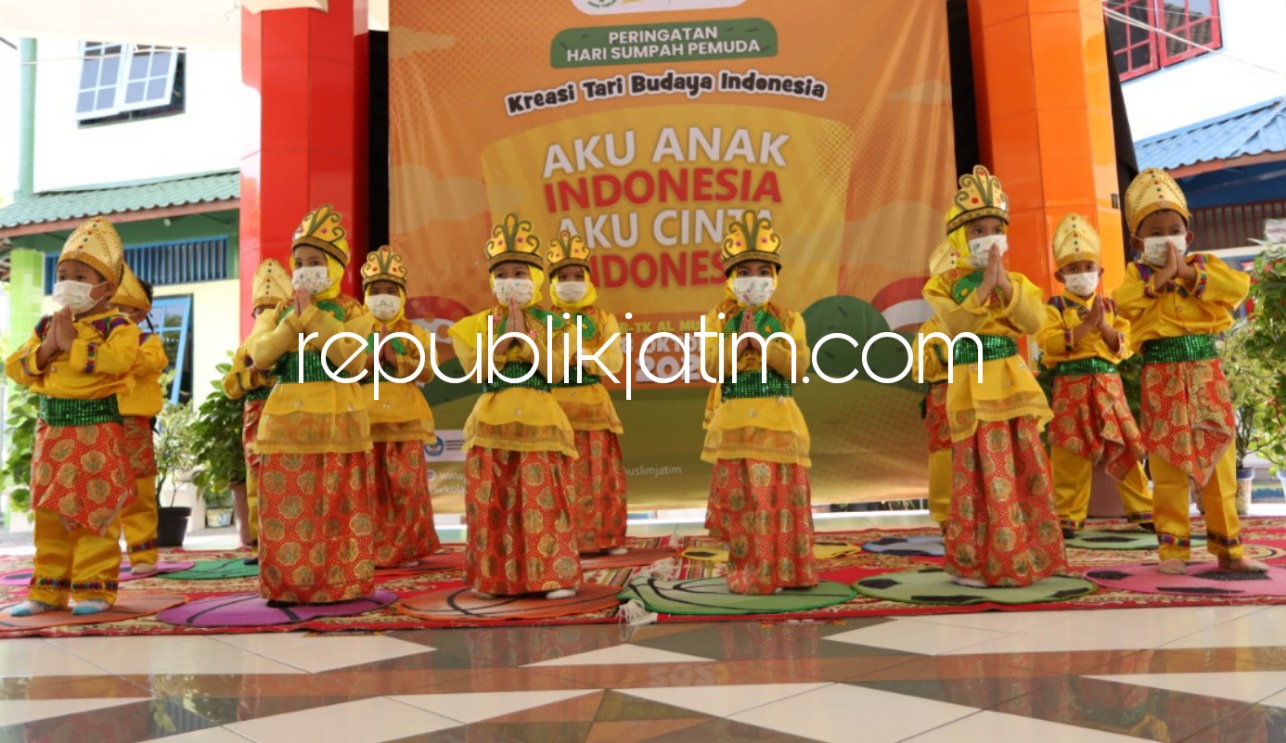SUMPAH PEMUDA - Puluhan siswa dan guru KB-TK Al Muslim memakai baju adat Jawa Timur, Jawa Tengah, Maluku, Papua, Kalimantan, dan Sumatra dalam merayakan Hari Sumpah Pemuda sebagai puncak tema Aku Cinta Indonesia, Kamis (28/10/2021).
