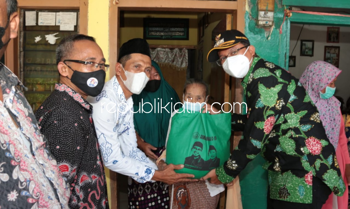 BANTUAN - Bupati Sidoarjo, Ahmad Muhdlor Ali menyerahkan bansos untuk warga tiga desa di Kecamatan Krembung, Sidoarjo, Kamis (28/10/2021).