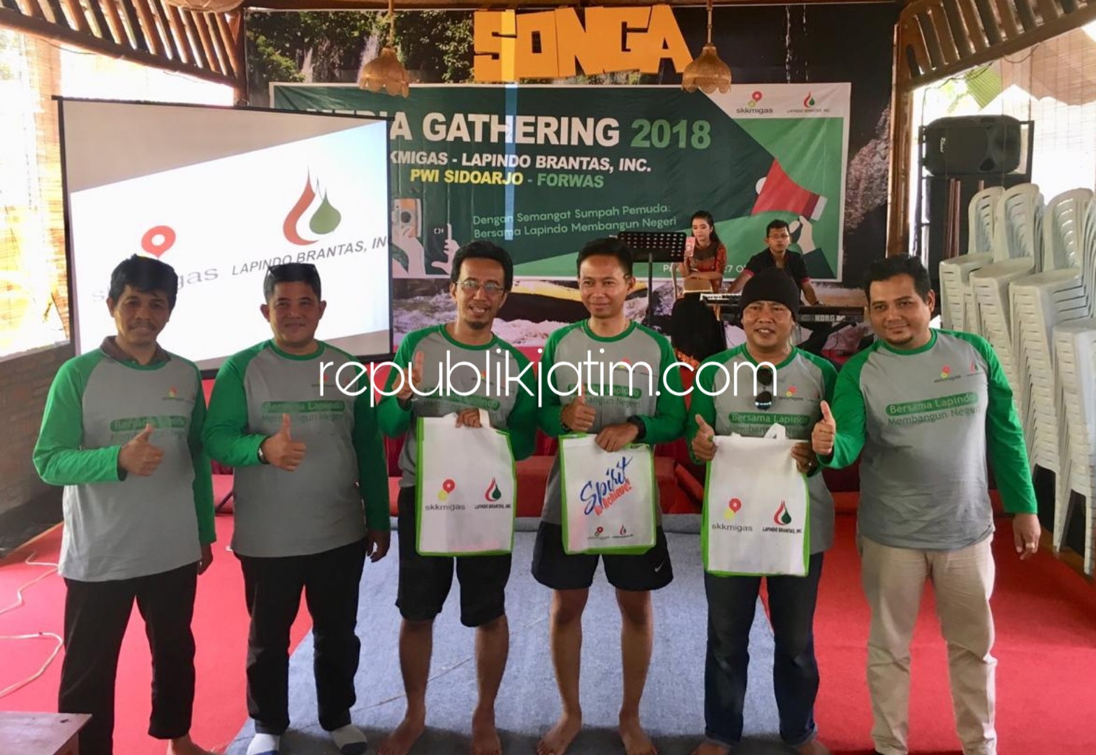 GATHERING - Perwakilan Lapindo Brantas Inc dan SKK Migas memberikan hadiah para pemenang Lomba Foto Bersama Lapindo Membangun Negeri yang menjadi juara di Songadventure, Probolinggo, Sabtu (27/10/2018).