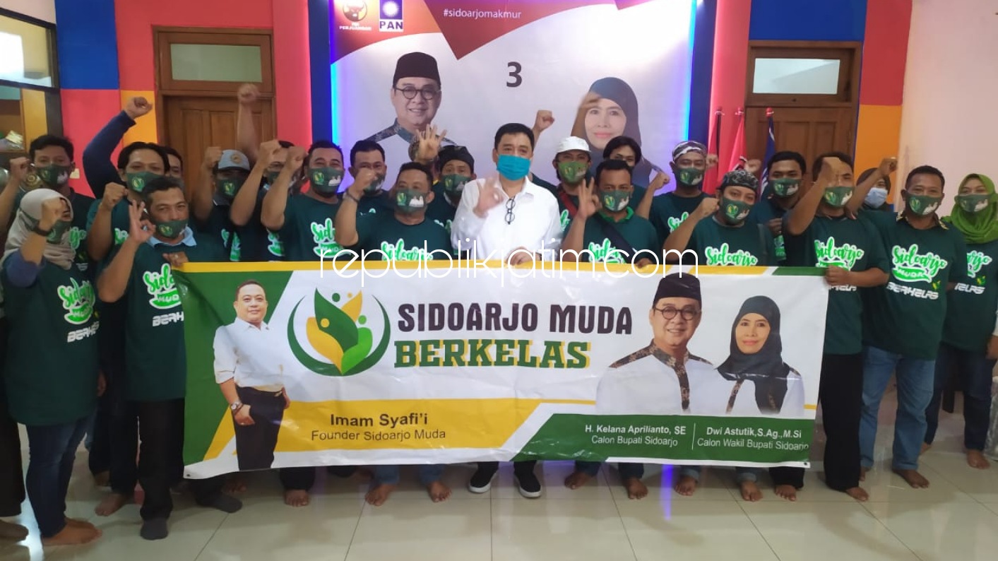 DEKLARASI - Puluhan anggota Komunitas Sidoarjo Muda Berkelas deklarasi siap memenangkan Paslon Bupati dan Wakil Bupati Nomor 3, Kelana Aprilianto dan Dwi Astutik di Posko Pemenangan Perumahan Pondok Mutiara, Sidoarjo, Rabu (28/10/2020).