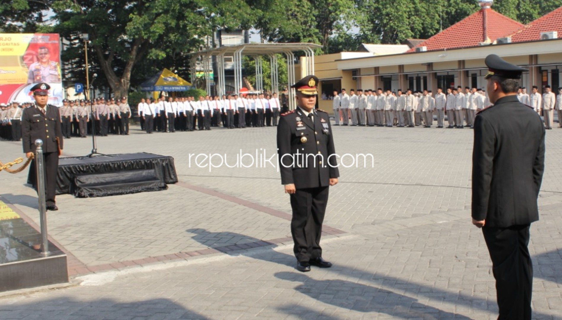 SUMPAH PEMUDA - Wakapolresta Sidoarjo, AKBP M Anggi Naulifar Siregar memimpin Upacara Hari Sumpah Pemuda ke 91 di halaman Polresta Sidoarjo, Senin (28/10/2019).