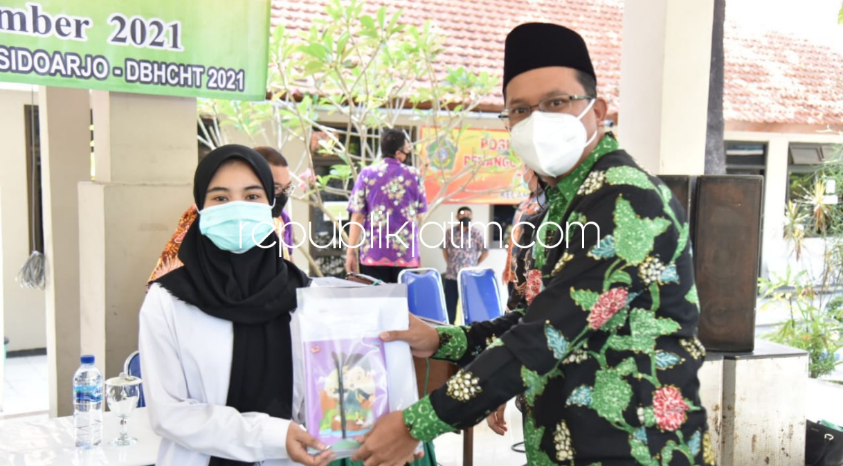 PELATIHAN - Bupati Sidoarjo, Ahmad Muhdlor Ali memotivasi para peserta pelatihan kerja di Kecamatan Candi yang mendapat sertifikat kompetensi dan bantuan modal Pemkab Sidoarjo agar memanfaatkan keterampilannya, Kamis (28/10/2021).