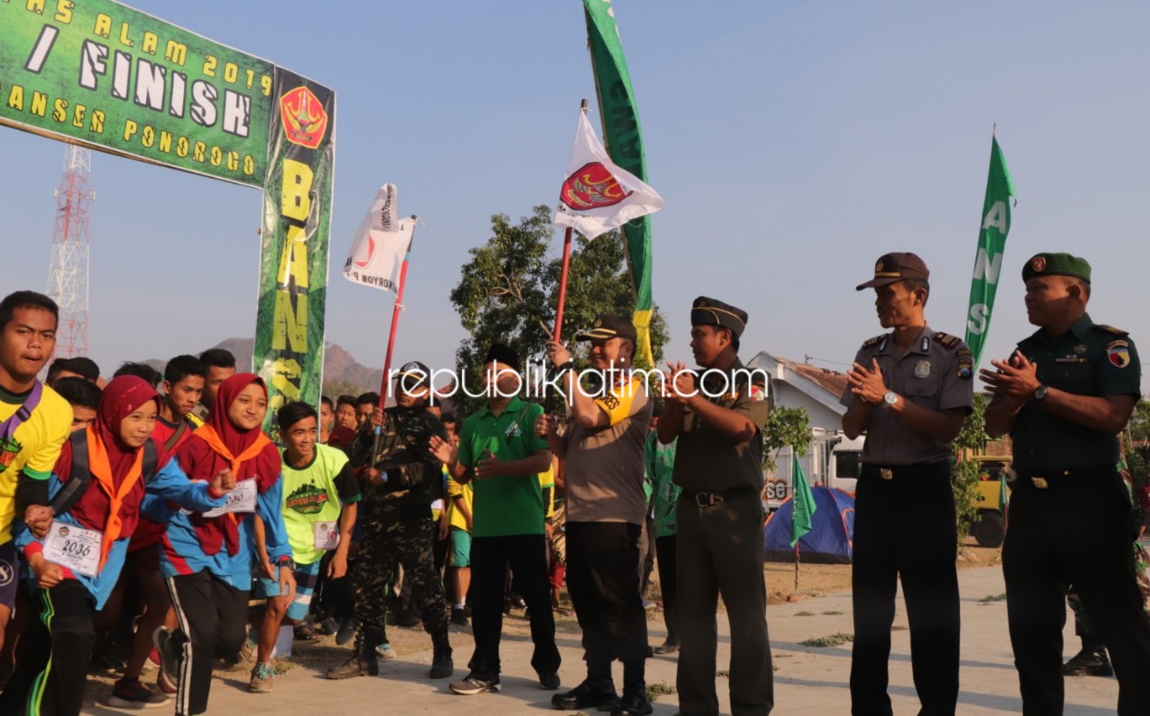 LINTAS ALAM - Kapolres Ponorogo, AKBP Arief Fitrianto dan Ketua PC GP Ansor Ponorogo, Samsul Maarif memberangkatkan 448 peserta lomba lari Lintas Alam, Minggu (27/10/2019).