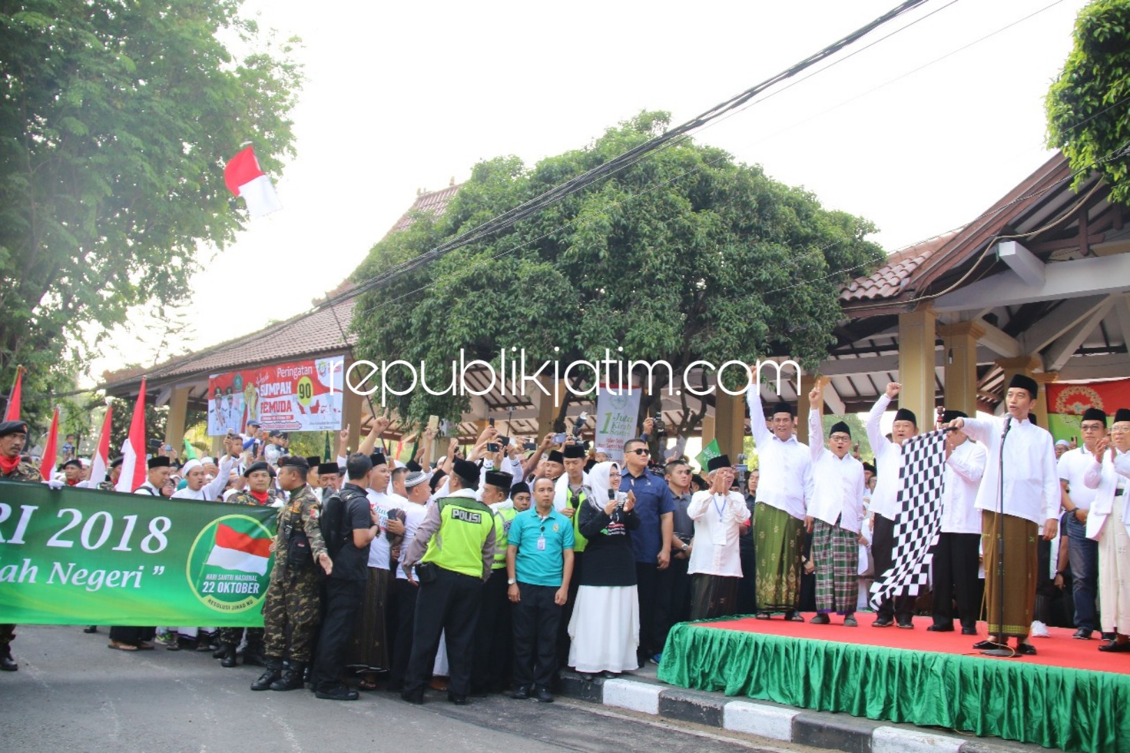 BERANGKATKAN - Presiden RI, Joko Widodo memberangkatkan Kirab dan Jalan Sehat Santri dalam rangka memperingati HSN dari Pendopo menuju GOR Sidoarjo, Minggu (28/10/2018).