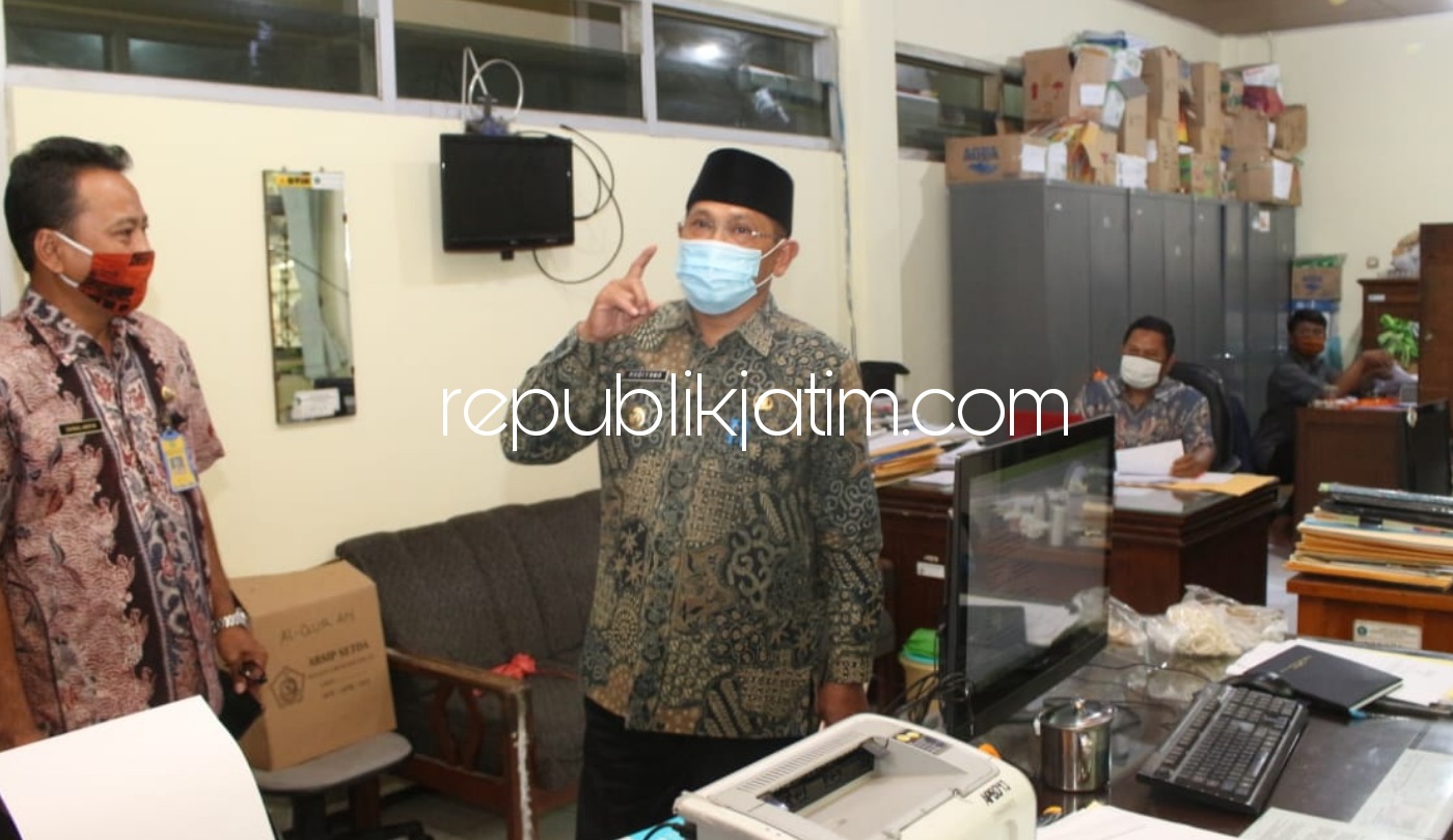 INGATKAN - Pj Bupati Sidoarjo, Hudiyono mengecek satu per satu ruangan kantor sekretariat daerah memastikan instalasi listrik seperti AC, lampu dan komputer dimatikan sebelum pulang kerja, Selasa, (27/10/2020) sore. 
